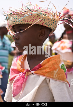 Jeune garçon portant son chapeau de paille traditionnel, à perdu pendant la Festival Seu unique qui a lieu chaque année à Curacao Banque D'Images