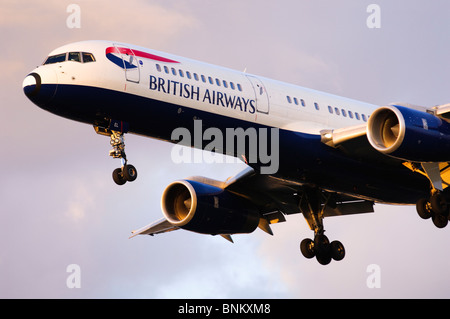 Boeing 757 exploité par British Airways en approche pour l'atterrissage à l'aéroport Heathrow de Londres, Royaume-Uni. Banque D'Images