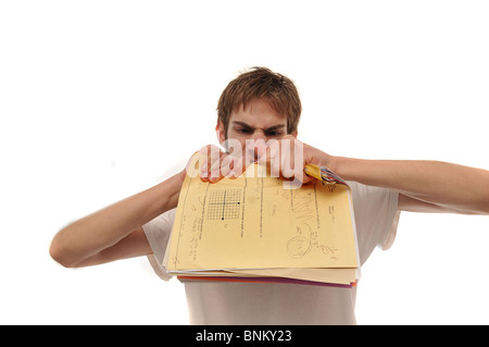 Jeune homme en colère à l'extraction des documents sur fond blanc. Banque D'Images