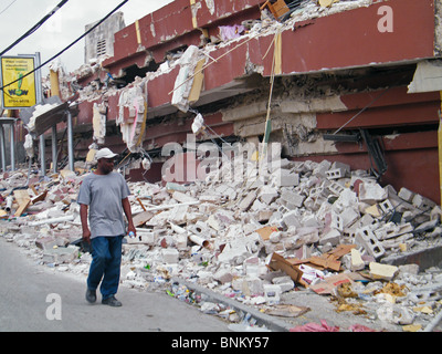 Immeuble effondré à Port-au-Prince après le séisme en Haïti Banque D'Images