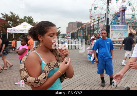 Snake girl kissing at Coney Island Banque D'Images