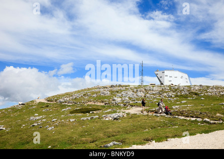 Salzkammergut, Autriche. Chemin de spirale du patrimoine mondial point de vue sur la montagne Krippenstein avec des personnes poussant une poussette Banque D'Images