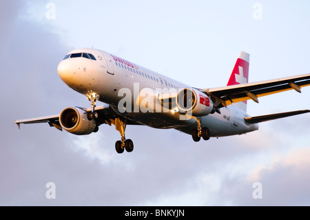 Airbus A320 exploité par Swiss International en approche pour l'atterrissage à l'aéroport Heathrow de Londres, Royaume-Uni. Banque D'Images