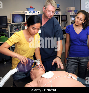 Un instructeur enseigne les procédures médicales pour un étudiant d'université med à l'aide d'un mannequin. Banque D'Images