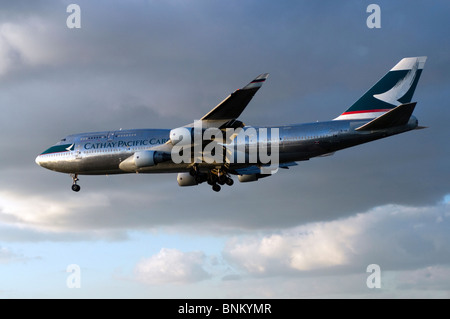 Boeing 747 exploité par Cathay Pacific Cargo en approche pour l'atterrissage à l'aéroport Heathrow de Londres, Royaume-Uni. Banque D'Images