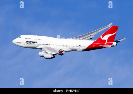 Boeing 747 exploité par Qantas escalade de décoller à l'aéroport Heathrow de Londres, Royaume-Uni. Banque D'Images