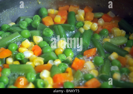 Faire bouillir les légumes à la vapeur dans l'eau chaude dans une casserole. Banque D'Images