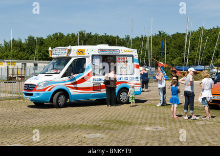 La Queue pour glaces à Rother Valley Country Park Banque D'Images