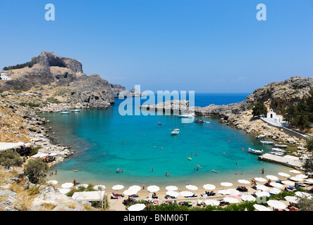 St Paul's Bay Beach avec l'Acropole derrière, Lindos, Rhodes, Grèce Banque D'Images