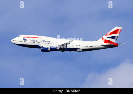 Boeing 747 exploité par British Airways en vol après le départ de l'aéroport Heathrow de Londres, Royaume-Uni. Banque D'Images