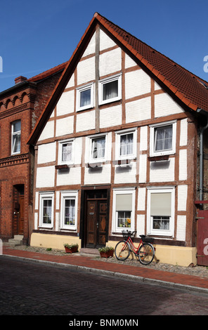 Maison bois avec location près de Domitz sur l'Elbe, piste cyclable Elberadweg ou Banque D'Images
