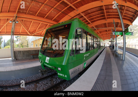 Train à crémaillère entre Monistrol et le sanctuaire de Montserrat, Espagne Banque D'Images