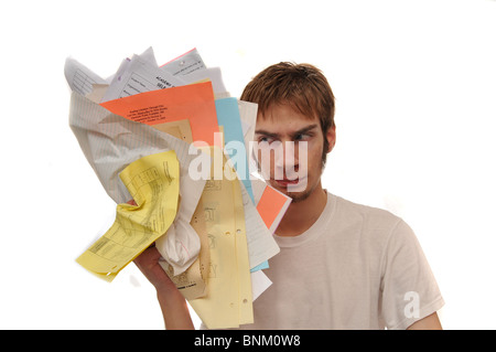 Angry Young Man holding up ripping une surcharge de travail administratif. Rien d'un copyright est contenue dans les études Banque D'Images