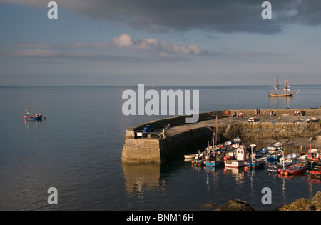 Grand navire ancré au large de Phoenix Cornwall Coverack England UK Banque D'Images