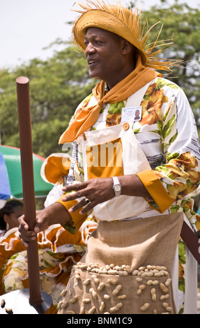 Vendeur d'arachides mâle - local homme vêtu de l'un des costumes traditionnels à la célébration de l'Curacao Festival Seu Banque D'Images