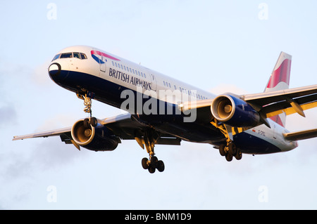 Boeing 757 exploité par British Airways en approche pour l'atterrissage à l'aéroport Heathrow de Londres, Royaume-Uni. Banque D'Images