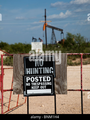 Pas de chasse posté aucune intrusion Garder hors sign on fence Eunice Nouveau Mexique USA Banque D'Images