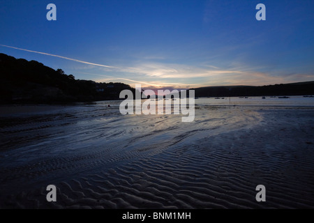 L'Aube à l'exploitation des sables bitumineux, Salcombe, Devon. La plage à marée basse au lever du soleil. Banque D'Images