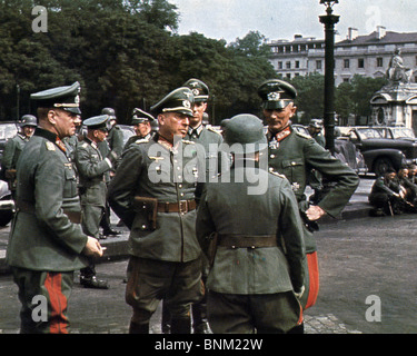Le Maréchal FEDOR von Bock à droite avec d'autres officiers nazis à Paris, juin 1940 Banque D'Images