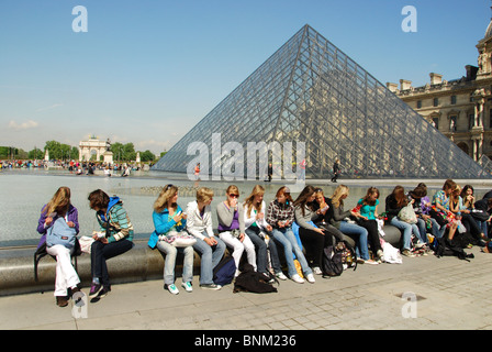 Les personnes à la Pyramide du Louvre Paris France Banque D'Images