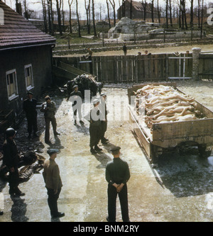 CAMP DE CONCENTRATION de Buchenwald. Les cadreurs de nous enregistrer les horreurs après le camp est libéré le 11 avril 1945 Banque D'Images