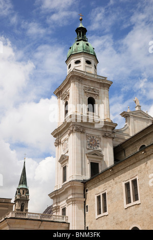 Kapitelplatz (chapitre Square), Salzbourg, Autriche, Europe. Cathédrale clocher et l'horloge de la place de la ville historique Banque D'Images