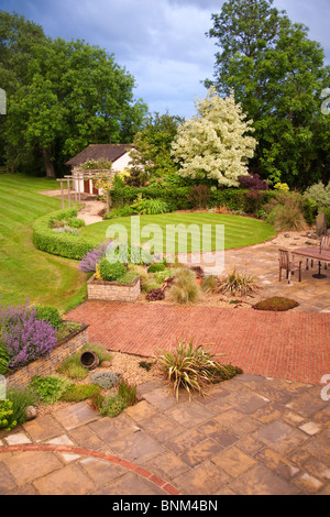 Donnant sur un patio et jardin après la pluie, Wiltshire, Angleterre Banque D'Images