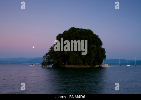 Rouleau de rôle Suisse canton Vaud lac de Genève island île tombée de la lune pleine lune arbres bateaux Banque D'Images