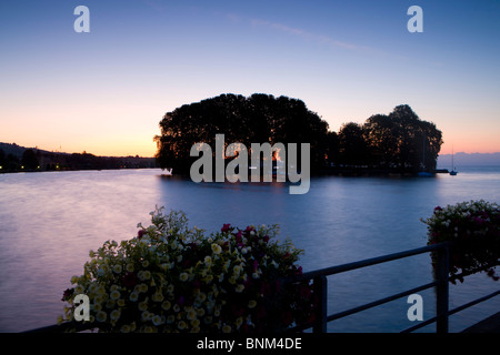 Rouleau de rôle Suisse canton Vaud lac de Genève island isle daybreak bateaux arbres fleurs landing stage Banque D'Images