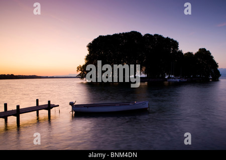 Rouleau de rôle Suisse canton Vaud lac de Genève island isle daybreak arbres bateaux ponton Banque D'Images