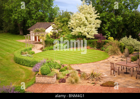 Donnant sur un patio et jardin après la pluie, Wiltshire, Angleterre Banque D'Images