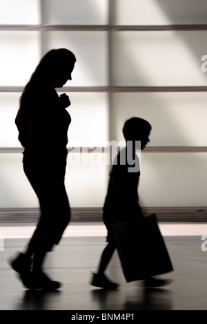 La silhouette d'une mère avec un enfant Banque D'Images