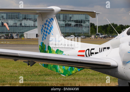 Un Diamond DA 42 nouvelle génération qui vole sur les biocarburants produits à partir d'algues pures sur l'affichage à Farnborough, Royaume-Uni Banque D'Images