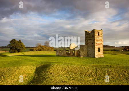 La fin de l'automne soleil sur le reste de l'église médiévale à Knowlton, Dorset, UK Banque D'Images