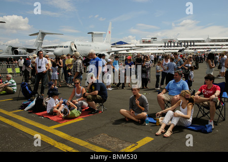 Les foules au Farnborough Air Show debout et assis dans l'avion statique zone d'affichage, Juillet 2010 Banque D'Images