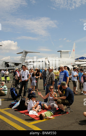 Les foules au Farnborough Air Show debout et assis dans l'avion statique zone d'affichage, Juillet 2010 Banque D'Images