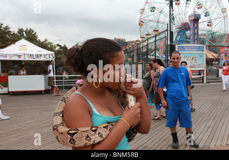 Snake woman kissing sur Boardwalk Coney Island Banque D'Images