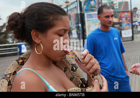 Femme Serpent tongue kissing Banque D'Images