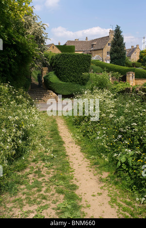 Le coeur de l'angleterre cotswolds cotswold way chemin sentier track kingham hill village paysage pittoresque villages Banque D'Images