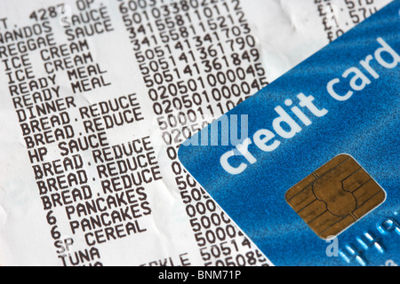 Ticket de caisse de supermarché montrant une réduction de la carte de crédit et des articles avec des prix Banque D'Images