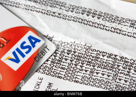 Ticket de caisse de supermarché affiche les items et carte Visa Débit Banque D'Images