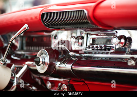 1958 Buick special rouge. 2 Buick convertible spécial porte intérieur. Classic American fifties location Banque D'Images