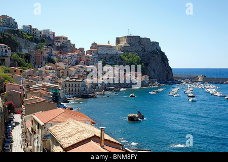 Italie Calabre Scilla Skylla Province de Reggio Calabria Viola Coast Détroit de Messine Détroit de Messine sur la ville Ruffo Banque D'Images