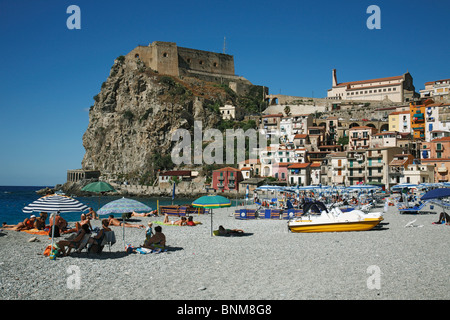 Italie Calabre Scilla Skylla Province de Reggio Calabria Viola Coast Détroit de Messine Détroit de Messine plage plage de baignade Banque D'Images