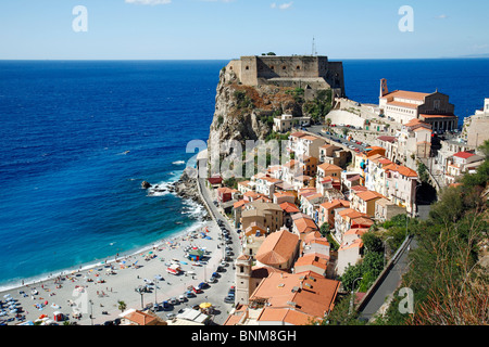 Italie Calabre Scilla Skylla Province de Reggio Calabria Viola Coast Détroit de Messine Détroit de Messine sur la ville Ruffo Banque D'Images