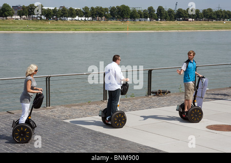 Les personnes qui utilisent le transporteur personnel Segway, en cours de formation à Cologne, Allemagne. Banque D'Images