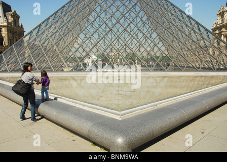 Les personnes à la Pyramide du Louvre Paris France Banque D'Images