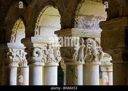 Espagne Cantabrie Santillana de Mar Collégiale de Santa Juliana cloître Colonnes détail. En style roman holidays travel, Banque D'Images