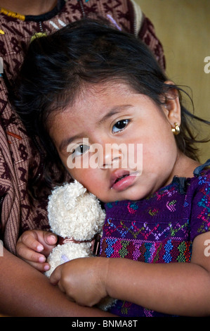 Enfant maya dans les bras de sa mère le Guatemala Banque D'Images