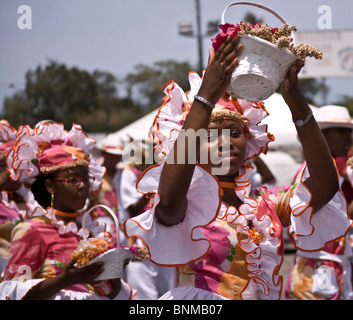 Les femmes attirantes locaux danser dans la street parade au cours de l'unique festival Seu qui se tient chaque année à Curaçao, Antilles Banque D'Images